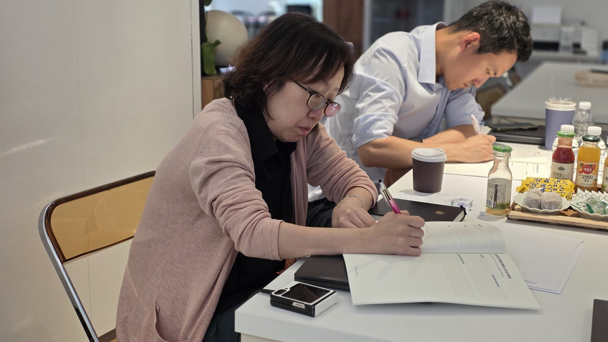 참가자가 교재에 내용을 작성하는 모습